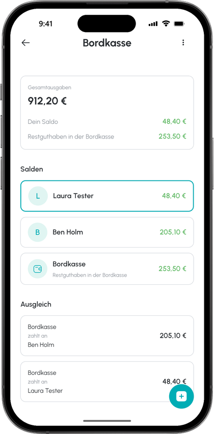 Bordkasse des laufenden Törns in der App: Gesamtausgaben, dein Saldo und das Restguthaben in der Bordkasse, darunter die Salden von Laura und Ben und die Bordkasse selbst, dann der Ausgleich mit dem, was die Bordkasse an beide auszahlt